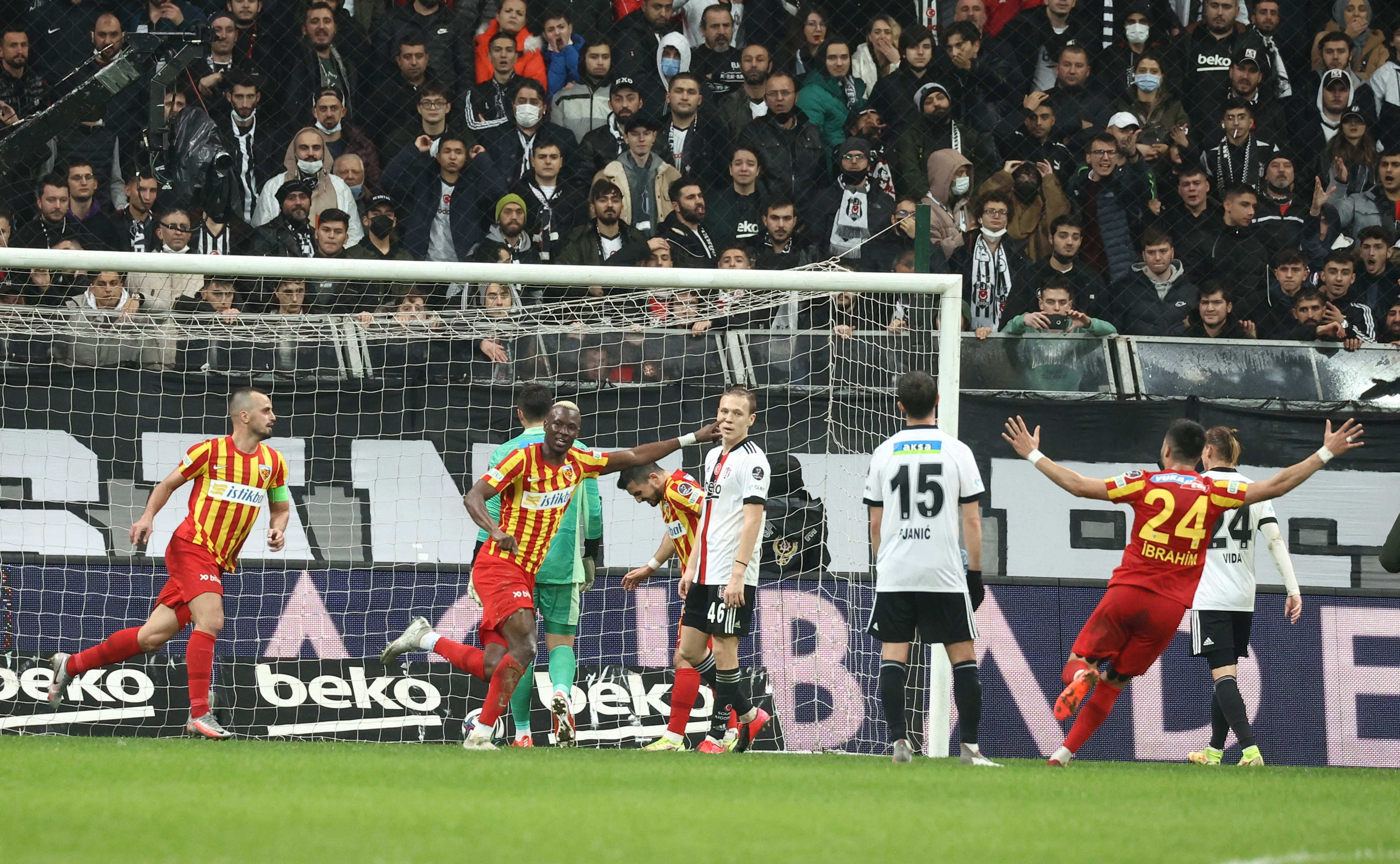 <p>Beraberlik golünden sadece 5 dakika sonra, Kayserispor'un Thiam'la sol kanattan geliştirdiği atakta Ersin'in kurtardığı top sonrası bu kez Beşiktaş sağ kanattan hızlı atağa çıktı. Güven'den pası alan Batshuayi sağdan içeri girdi ve şık hareketlerle önünü açıp çaprazdan yakın köşeye doğru yerden çok sert vurdu. Beşiktaş 5 dakikada attığı 2 golle 3-2 öne geçmiş oldu.<br></p>