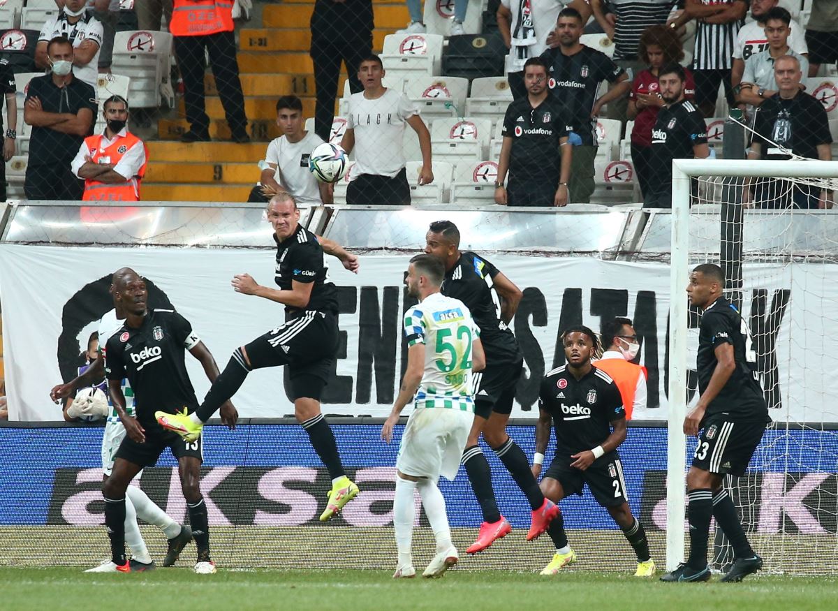<p>Süper Lig'in ilk maçında son şampiyon Beşiktaş, Çaykur Rizespor ile karşılaştı.</p>