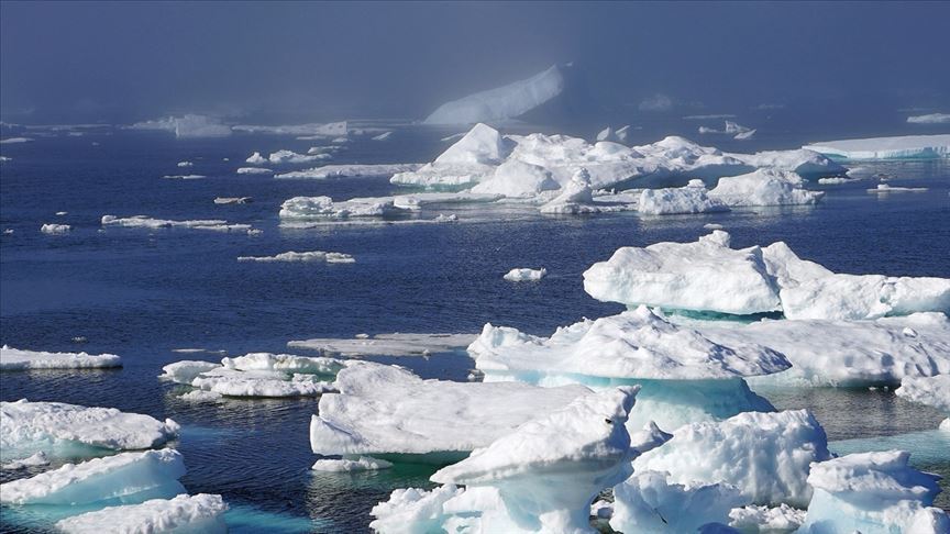 <p>Ekolojik yıkım ve iklim değişikliği sorununda uzmanları en çok endişelendiren konuların başında kuzey kutup bölgesindeki buzulların hızla erimeye başlaması geliyor.</p><p>2009-2012 yılları arasında Tükiye’nin yüzölçümü kadar buzul kaybolan kuzey kutup bölgesinde, endişe verici görüntüler oluşmaya başlarken, Temmuz ayında da toplam 197 milyar ton buz kütlesinin (yaklaşık 80 milyon olimpik yüzme havuzundaki buz) eridiği saptandı.</p>