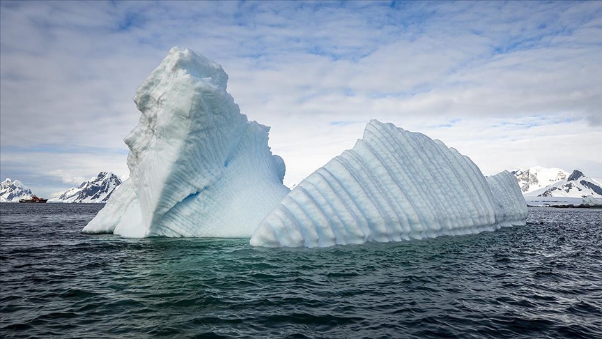 <p>Türkeş, “Hükümetler Arası İklim Değişikliği Paneli’nin (IPCC) tarafından hazırlanan altıncı rapordaki 2050 yılına kadar küresel ölçekte 2 derece ısınma olması durumunda neler olabileceğine dair analizler çok önemli. Küresel 2 derecelik artış Akdeniz Havzası’ndaki Türkiye’de 4 derece artış anlamına geliyor. 2 derecelik artış olması durumunda Akdeniz havzasındaki yıllık yağışlarda yüzde 10 ile 30 arasında azalma bekleniyor. 4 derecelik sıcaklık artışı olursa bu oran yüzde 40’a yükseliyor.</p>