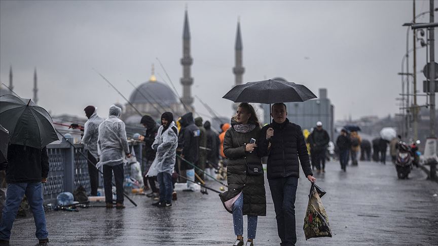 <p>İstanbul’un, 2030 yılında yıllık ortalama 201 milyon dolar hasar ile yüz yüze kalacağı tahmin edilirken, bu rakamın 2100 yılında yıllık 10 milyar dolara kadar çıkacağı öngörülüyor. Küresel iklim değişikliğinin hem küresel hem yerel ölçekte buzulları eriteceğini dile getiren İTÜ Avrasya Yer Bilimleri Enstitüsü Katı Yer Bilimleri Öğretim Üyesi Prof.Dr. Akif Sarıkaya 2070 yılında Erciyes ve Doğu Bölgeleri’ndeki birçok buzulun yok olma riski altında olduğunu söylüyor.</p>