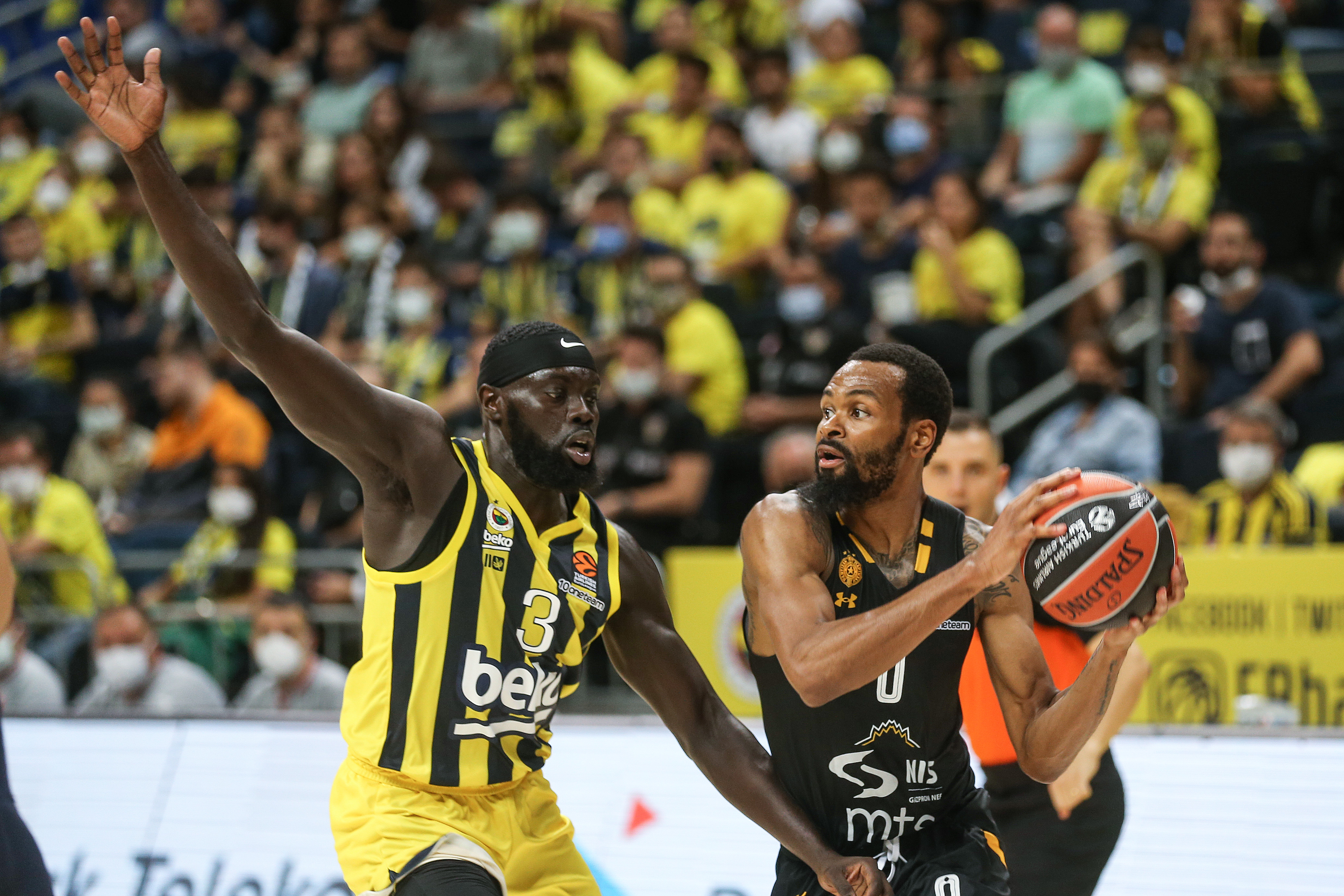 <p>Uluslararası "Istanball Cup" basketbol turnuvasının finalinde karşılaştığı Sırbistan temsilcisi Partizan'ı 89-62 mağlup eden Fenerbahçe Beko şampiyon oldu.</p>