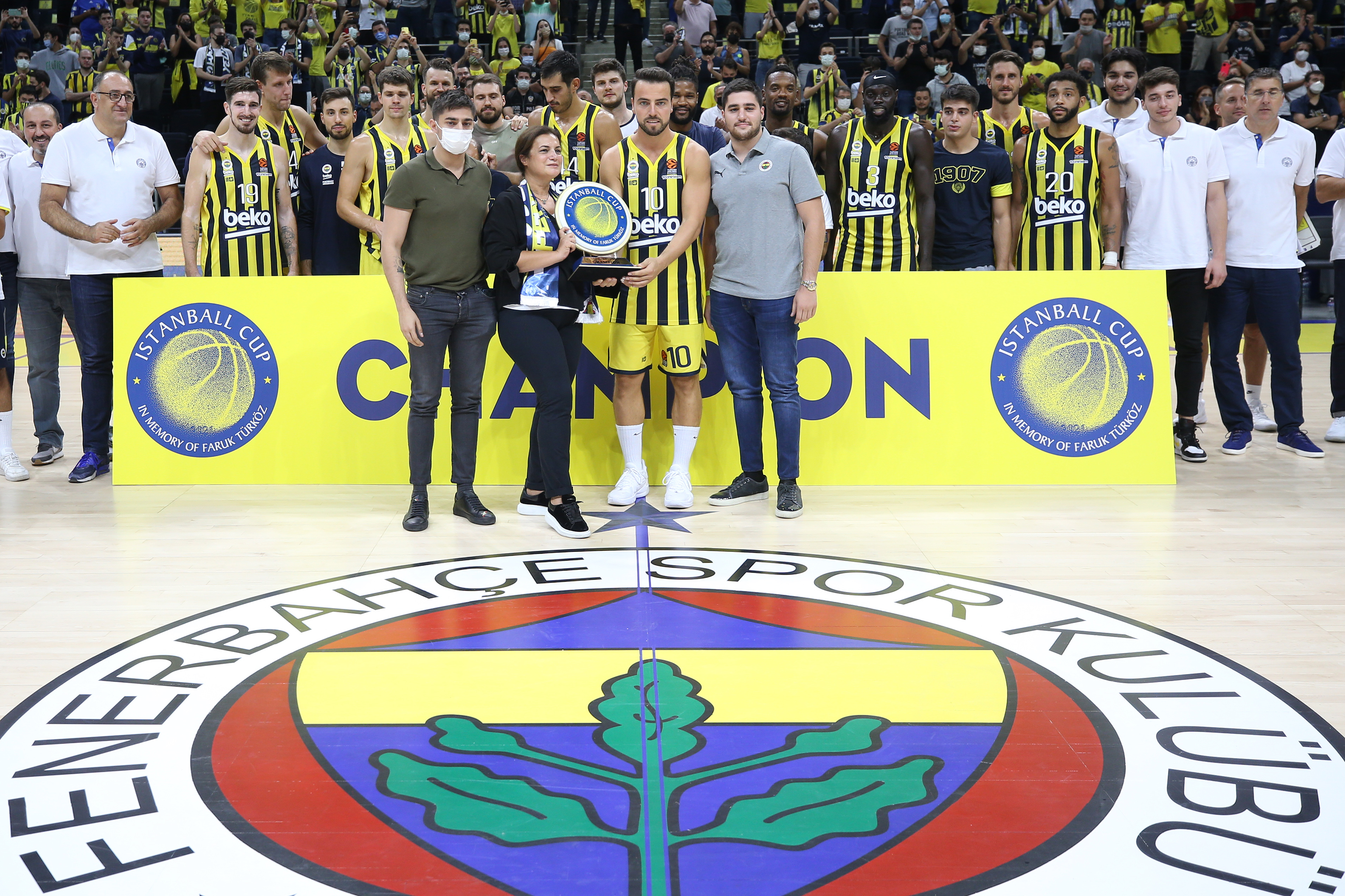 <p>Turnuvada ikincilik ödülünü ise 1907 Derneği Başkanı Rıfat Perahya ve Ankara Fenerbahçeliler Derneği Başkanı Erol Özel takdim etti.</p>