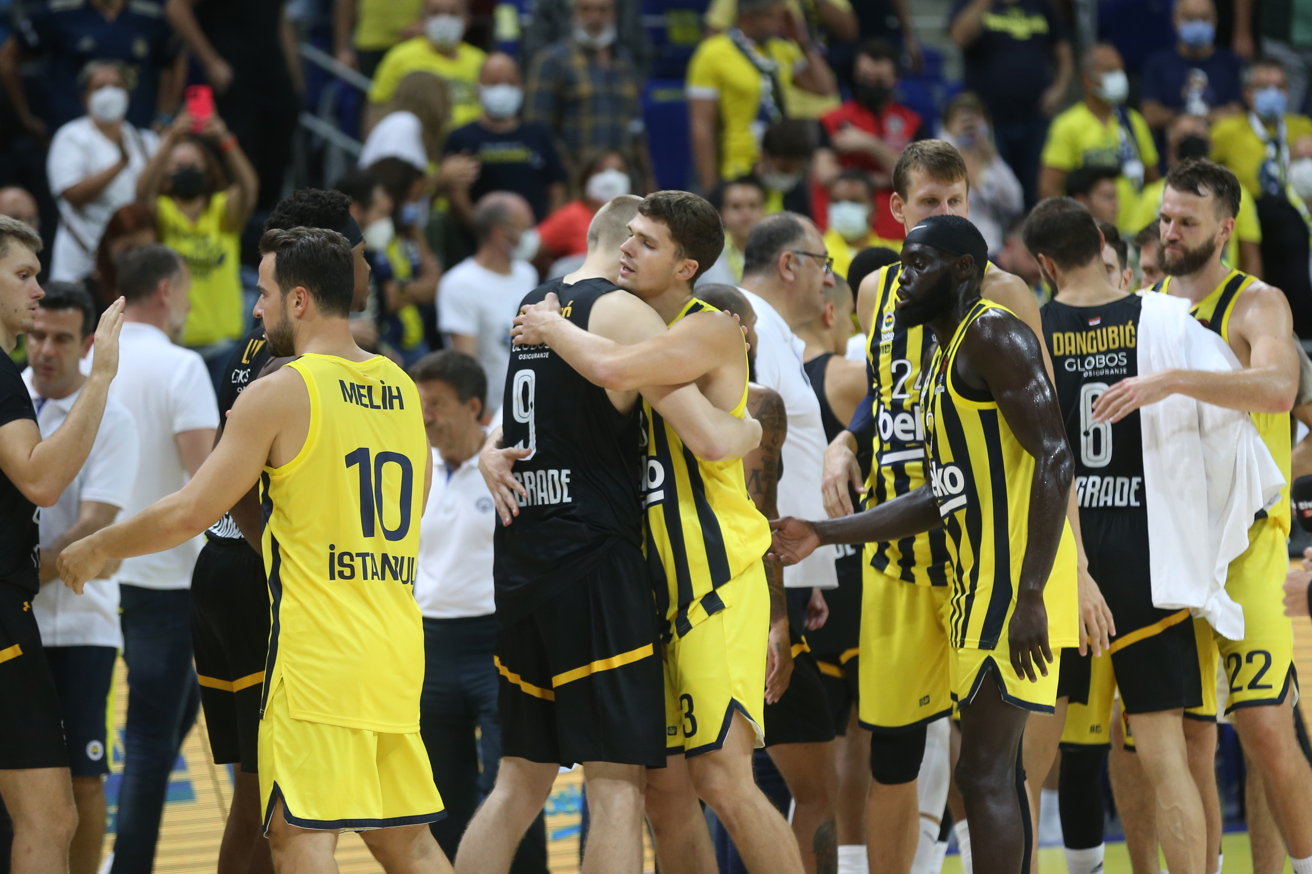 <p>Fenerbahçe Beko'nun organize ettiği turnuvanın ilk gününde UNICS Kazan'ı mağlup ederek adını finale yazdıran sarı-lacivertliler, eski başantrenörleri Zeljko Obradovic'in çalıştırdığı Partizan'ı finalde mağlup etmeyi başardı.</p>