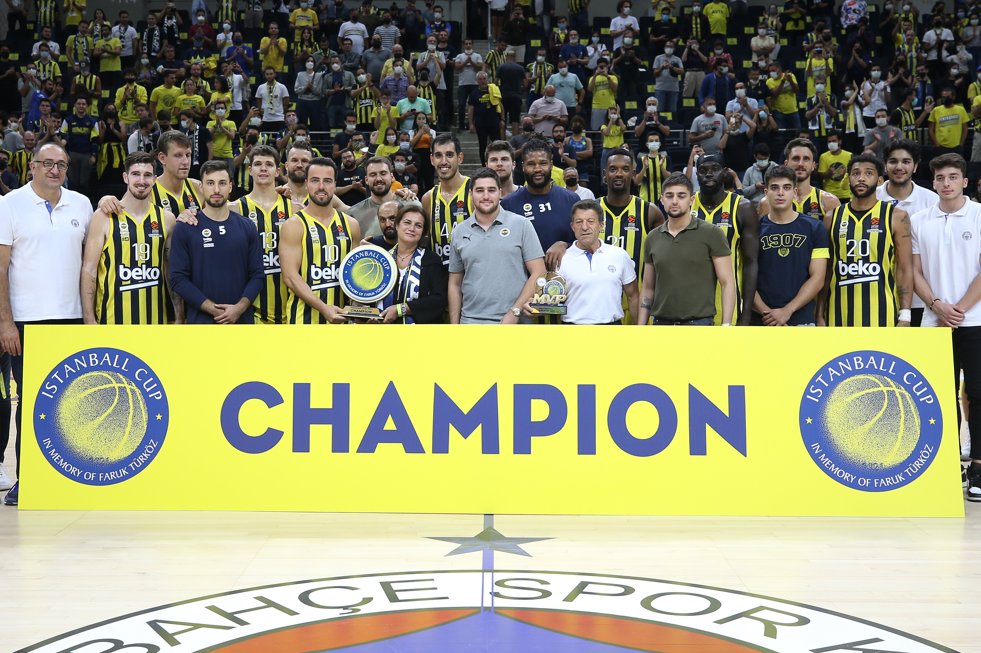 <p>Sarı-lacivertli kulüpten yapılan açıklamaya göre, Fenerbahçe Beko ödülünü Türköz ailesi üyeleri, Faruk Türköz'ün eşi Elif Türköz ile oğulları Ata Türköz ve Emir Türköz'ün elinden aldı.</p>