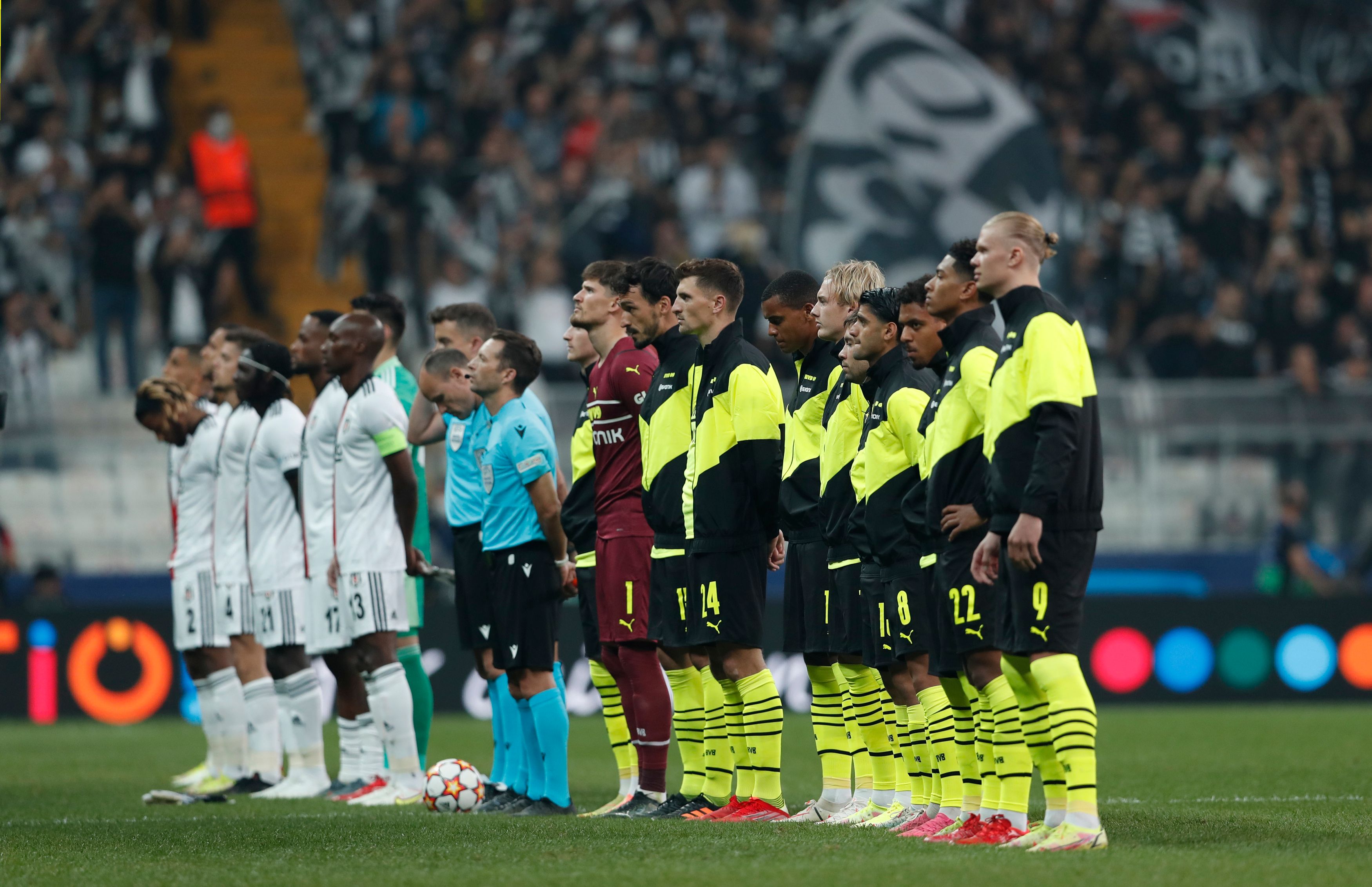<p>Türkiye'de maçı takip eden futbolseverler yayındaki aksaklıklar nedeniyle sosyal medyadan tepki gösterdi.</p>