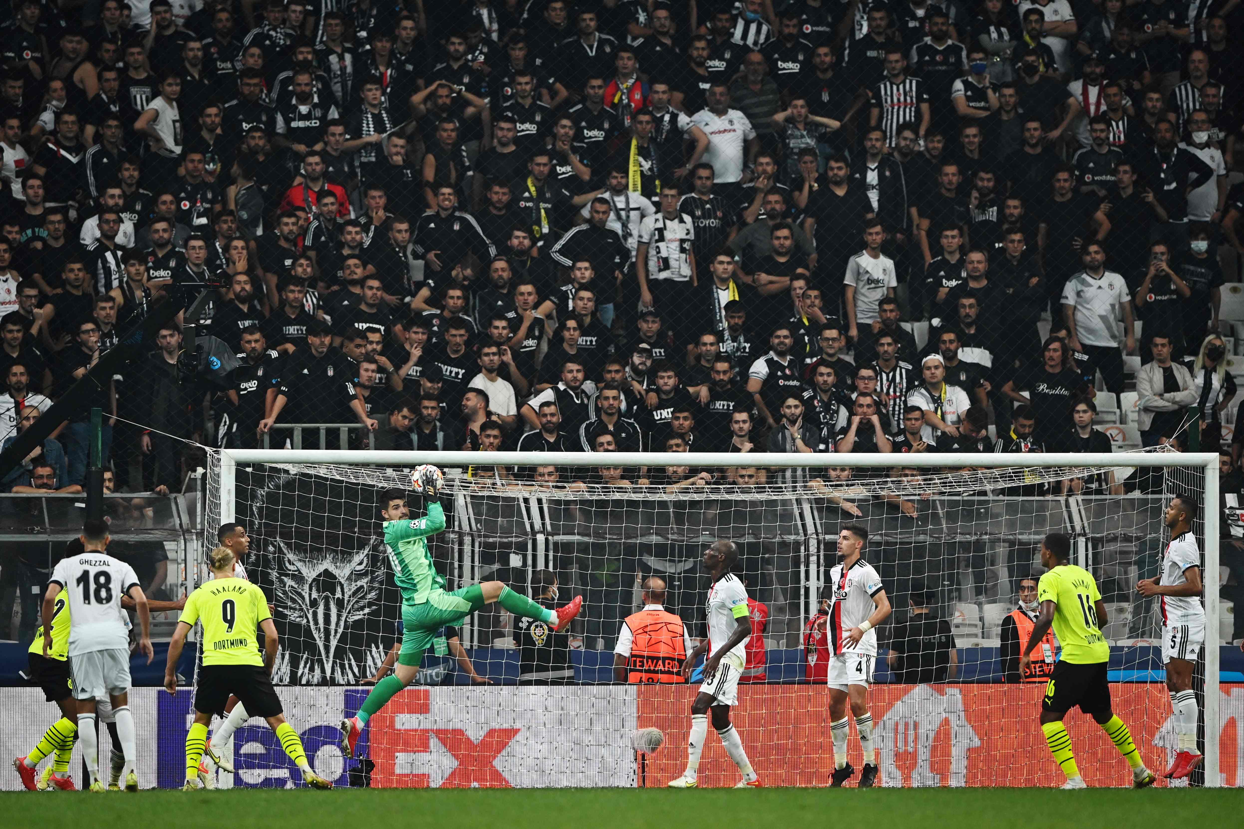 <p>İkinci yarıda Beşiktaş, Batshuayi ile gole çok yaklaştı ancak kaleciyi geçemedi.</p>
