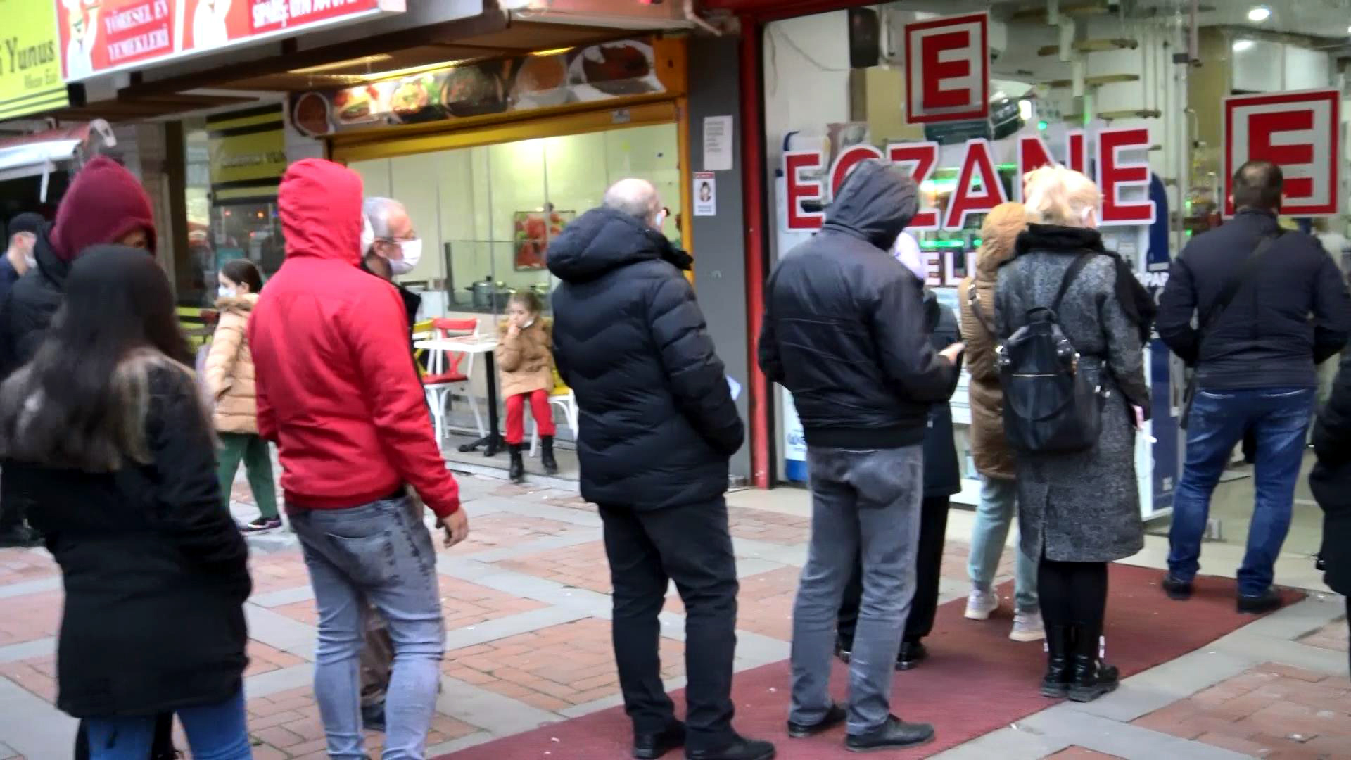 İstanbul'da nöbetçi eczane kuyruğu