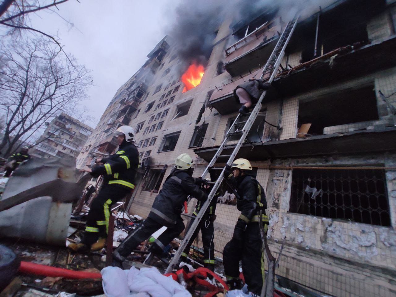 Rus birlikleri Kiev’de bir apartmanı vurdu: 2 ölü, 12 yaralı
