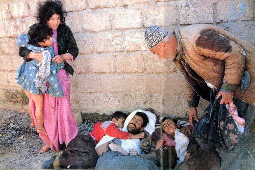 <h3>HALEPÇE KATLİAMI NEDİR?</h3><p><strong>Halepçe Katliamı, İran-Irak Savaşı sırasında yaşanmıştır.</strong></p><p>1986-1988 yıllarında Saddam Hüseyin'in, 1986-1988'de Irak'ın kuzeyinde yaptırdığı El-Enfal Harekâtı adlı isyanı bastırma operasyonunun bir parçası olan Halepçe katliamında <strong>kente zehirli gaz saldırısı gerçekleştirilmiştir.</strong></p>