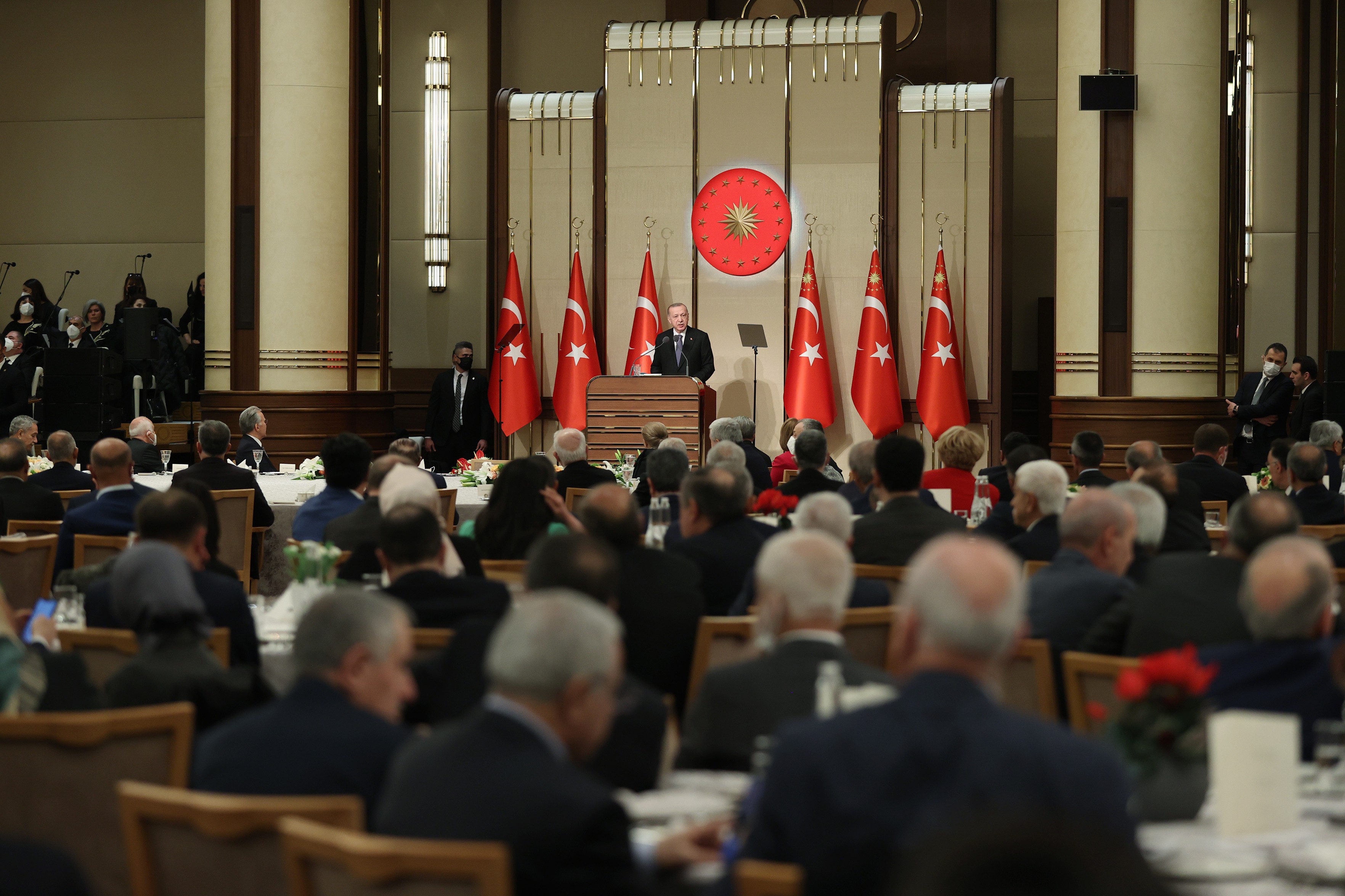 <p>AKP'li Cumhurbaşkanı Recep Tayyip Erdoğan, partisinin 'Kuruluşundan Günümüze Milletvekilleri ve İl Başkanları Toplantısı'na katıldı.<br></p>