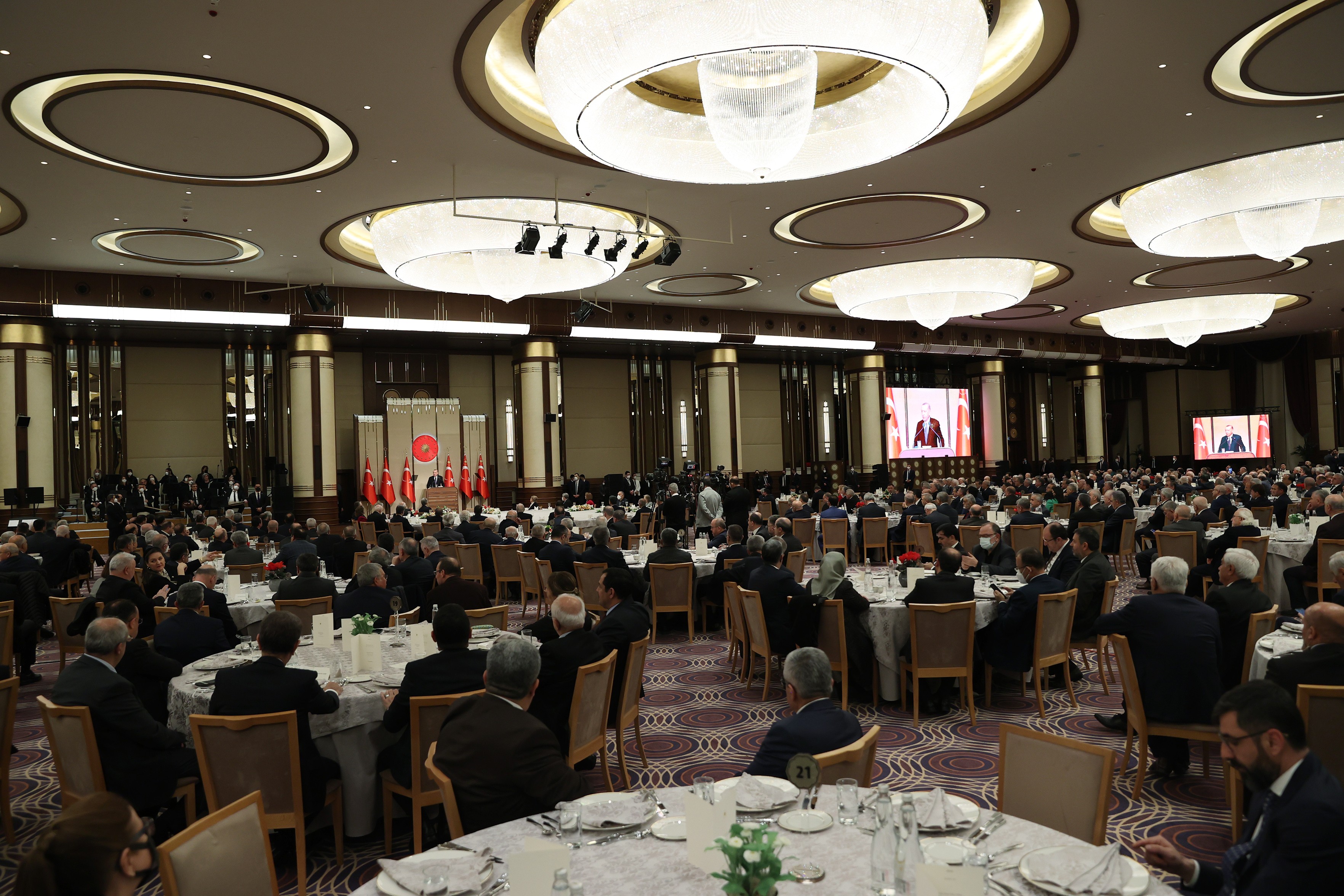 <p>CHP Grup Başkanvekili Özgür Özel, Erdoğan'ın yemekli toplantısına sert tepki gösterdi.<br></p>