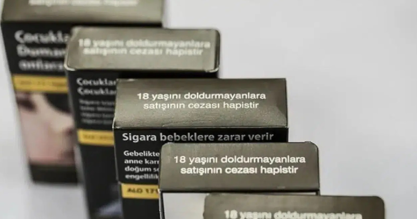 <p>Öte yandan Türkiye Tekel Bayileri Platformu Başkanı Özgür Aybaş, sigaraya yapılan son 2 liralık zammın ardından içki ile birlikte yeniden sigaraya bir zammın daha geleceğini söyledi. Aybaş, "Sigara ve alkol dağıtıcıları zamlara hazır olmamız için haber verdi. Pazartesi yüksek ihtimal ile sigaraya zam gelecek. Alkole de yüzde 10-15’lik bir zam gelecek. Alkol zammının Ramazan Ayı’nın girişinde, nisan ayının 2’si gibi gelmesini bekliyoruz" dedi.</p>