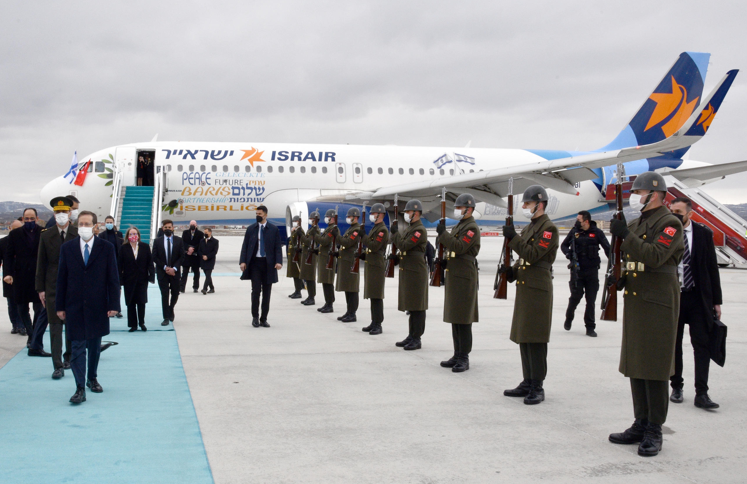 İsrail Cumhurbaşkanı Isaac Herzog'un uçağında dikkat çeken mesajlar
