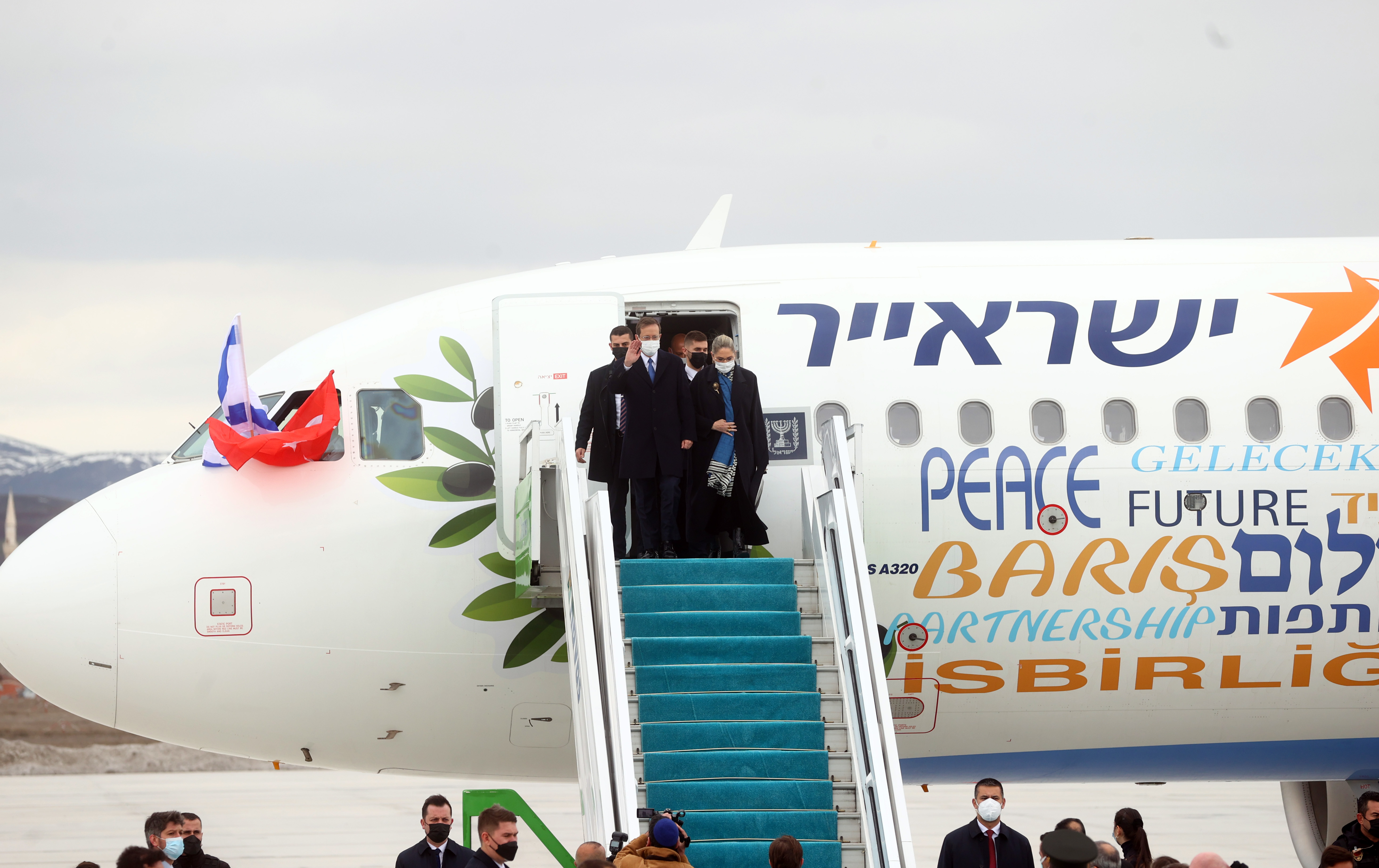 İsrail Cumhurbaşkanı Isaac Herzog'un uçağında dikkat çeken mesajlar