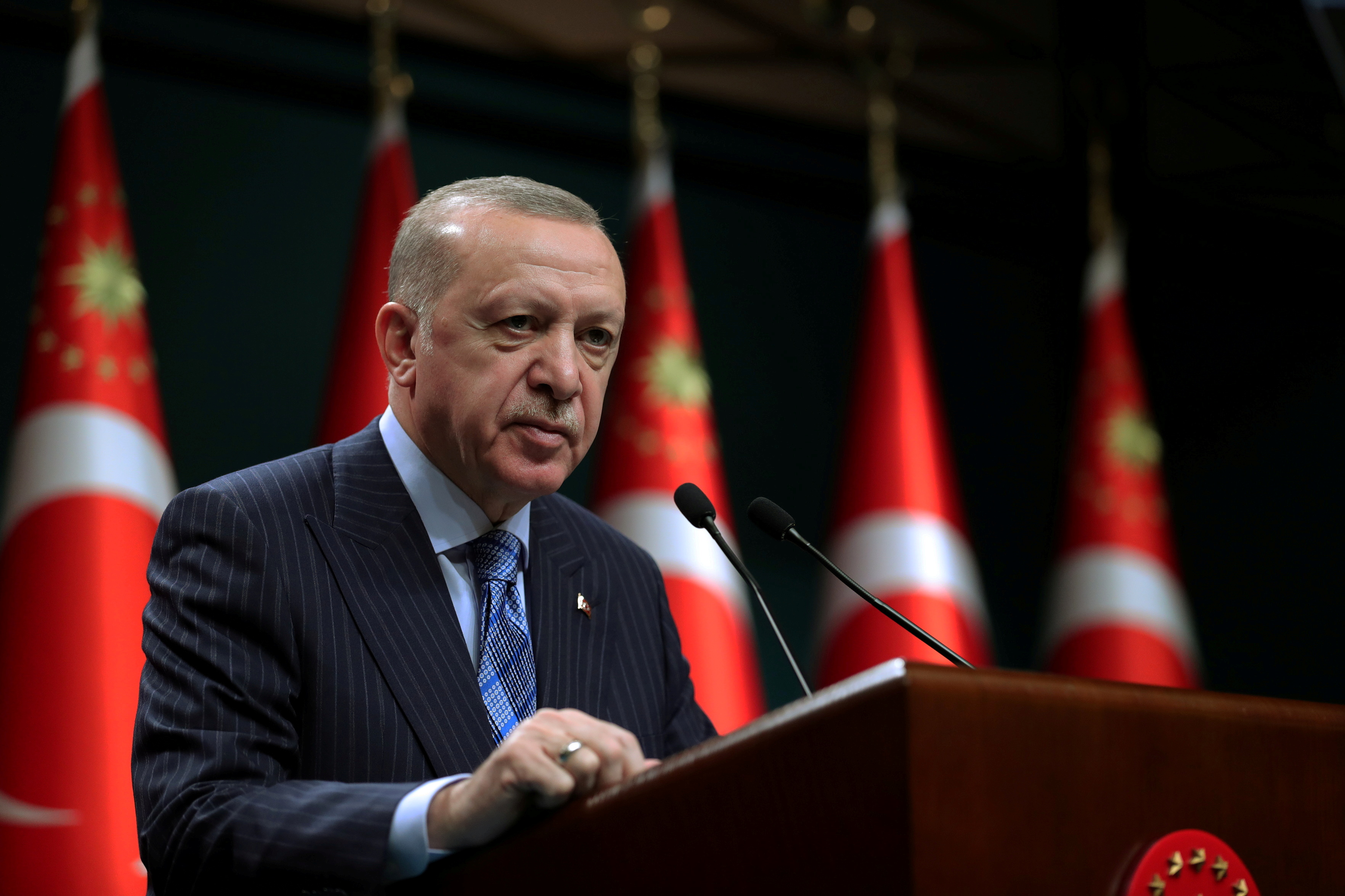 <p>AKP’li Cumhurbaşkanı Erdoğan’ın görev onayı ise düşüşte. 1067 kişi ile gerçekleştirilen araştırmaya göre Türkiye’nin en büyük sorunu ekonomi diyenlerin oranı yüzde 75,6 oldu. Adalet ise yüzde 10,4 ile en büyük ikinci sorun olarak gösterildi.</p>