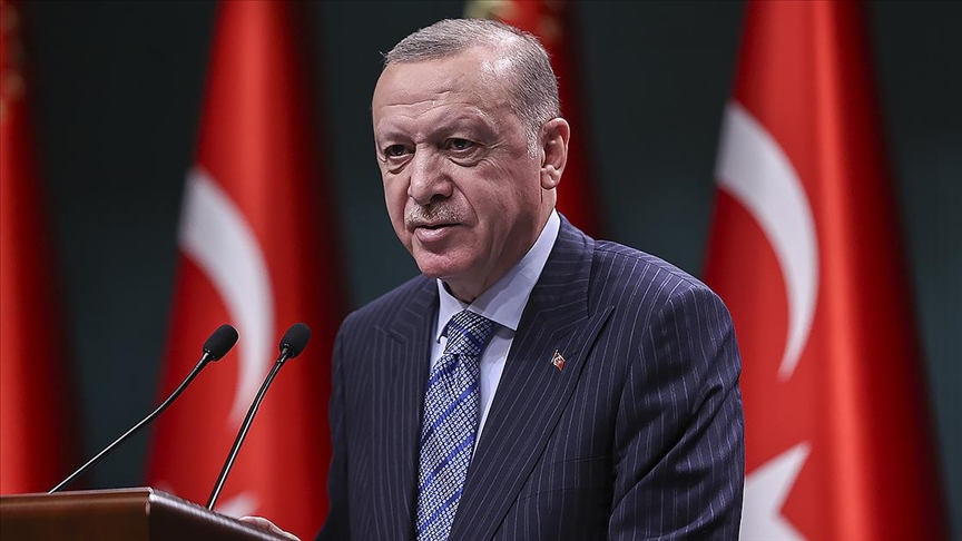 <p>AKP’li Cumhurbaşkanı Erdoğan’ın görev yapış tarzını onaylamayanların oranı ise yüzde 55 oldu. Bu oran geçen ay 54,2’ydi. Görev yapış tarzını onaylayan oranı ise yüzde 27,5 olarak belirlendi. Geçen ay Erdoğan’ın görev onayı yüzde 28,2’ydi. Türkiye Monitörü araştırmasında son olarak seçmenin oy tercihi soruldu. Araştırmaya katılanların yüzde 30,2’si olası bir seçimde AKP’ye oy vereceğini belirtti.&nbsp;</p>