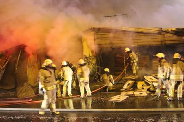 Küçükçekmece'de palet fabrikası alev alev yandı
