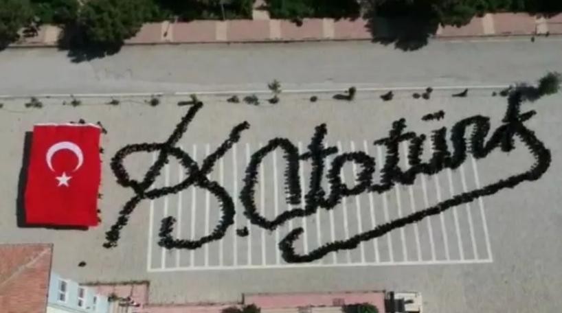 699 öğrenci Atatürk'ün imzasını attı