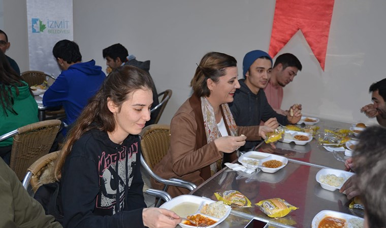 CHP'li belediyeden öğrencilere ücretsiz yemek hizmeti
