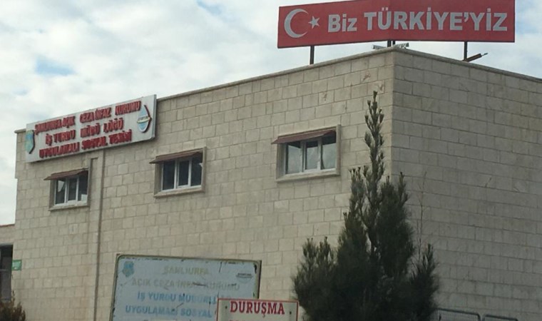 Cezaevinin tepesine 'Biz Türkiye'yiz' yazılı tabela koydular