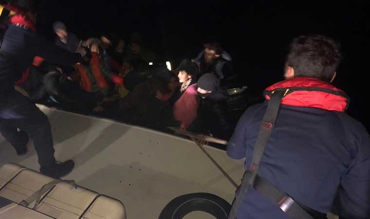 İzmir'de yasa dışı yollarla Yunanistan'a kaçmak isteyen 120 göçmen yakalandı