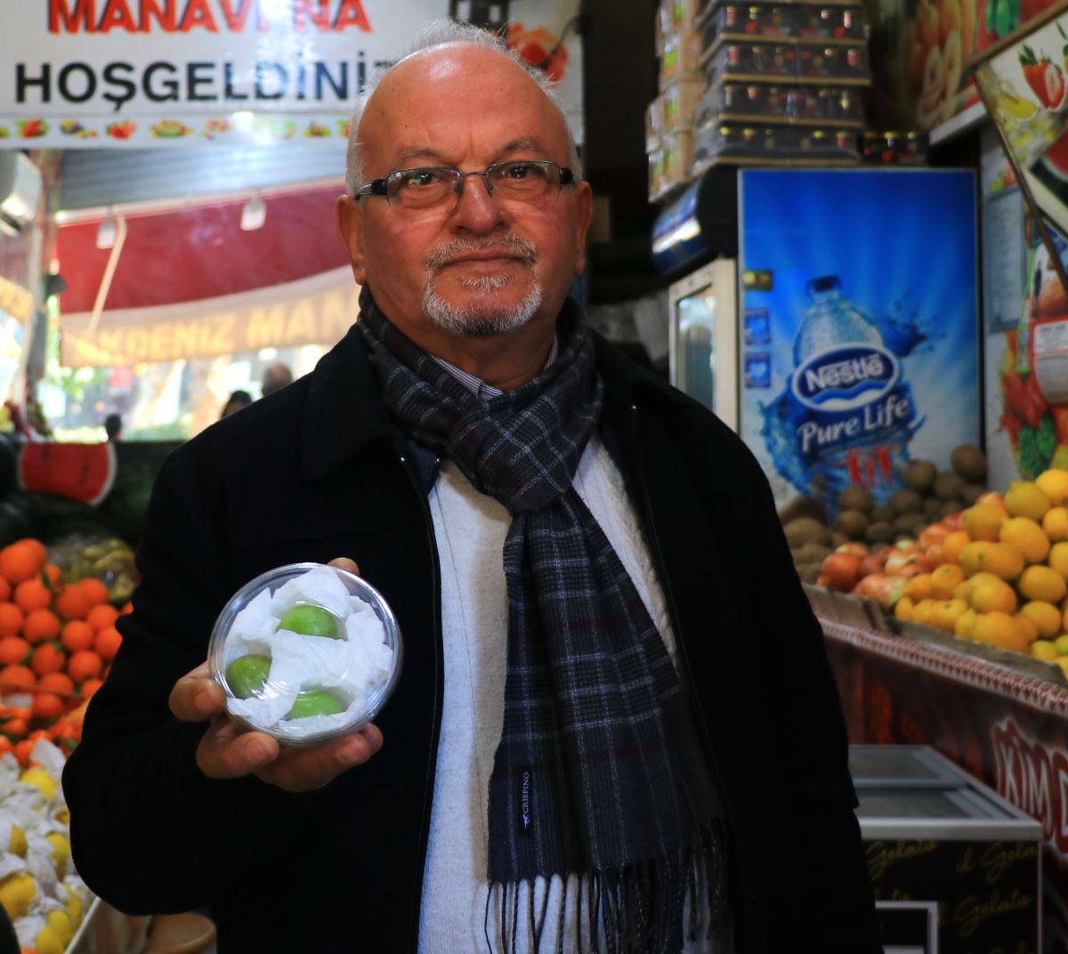 Hamilelik döneminde anne adaylarının canı mevsiminde bulunmayan meyveleri çekince, eşleri ve akrabaları da bu isteğini yerine getirmek için kentin altını üstüne getirmek zorunda kalıyor. Seyhan ilçesi Ziyapaşa Bulvarı üzerinde, her mevsimin meyvesinin satıldığı Kadri Cebeci’ye ait ‘Akdeniz Manavı’, aşeren kadınların ve hastaların onların isteklerini yerine getirmeye çalışan eş ile akrabalarının kurtarıcısı oluyor. Manav Cebeci, hamile kadınların canının yazın en çok nar, ayva, mandalina gibi kış meyvelerini, kışın ise yaz meyveleri olan yeşil erik, çağla badem, kiraz, şeftali, yaş üzüm ve çilek çektiğini belirtti.