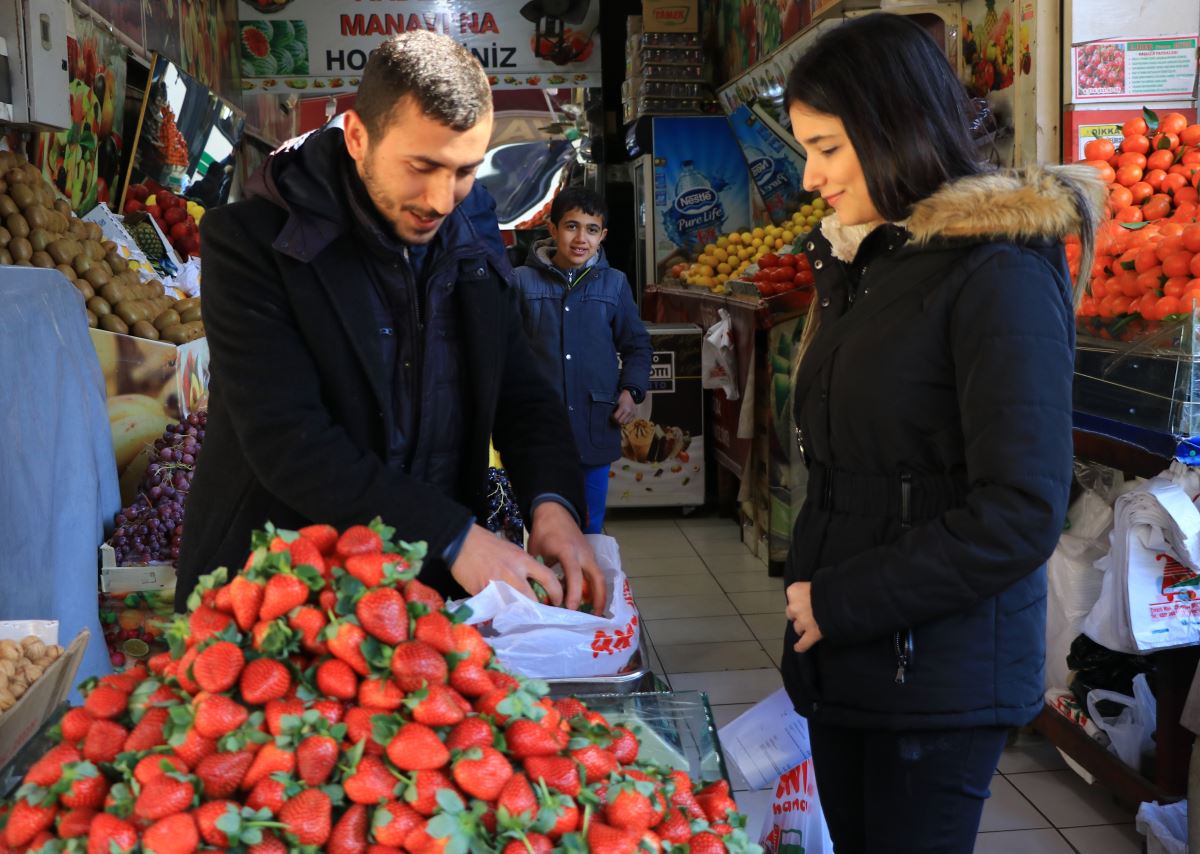 Adana’da hizmet veren bir manav, mevsimi olmasa da her türlü meyveyi bulundurması nedeniyle aşeren kadınların eş ve akrabalarının uğrak noktası haline geldi. Manav Kadri Cebeci, “İnsanlar mutlu oluyor. Allah razı olsun diyor” dedi.