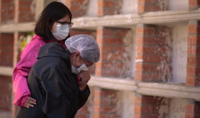 'Covid-19 pandemi değil': Bazı bilim insanları koronavirüsün pandemi değil sindemi olduğunu söylüyor