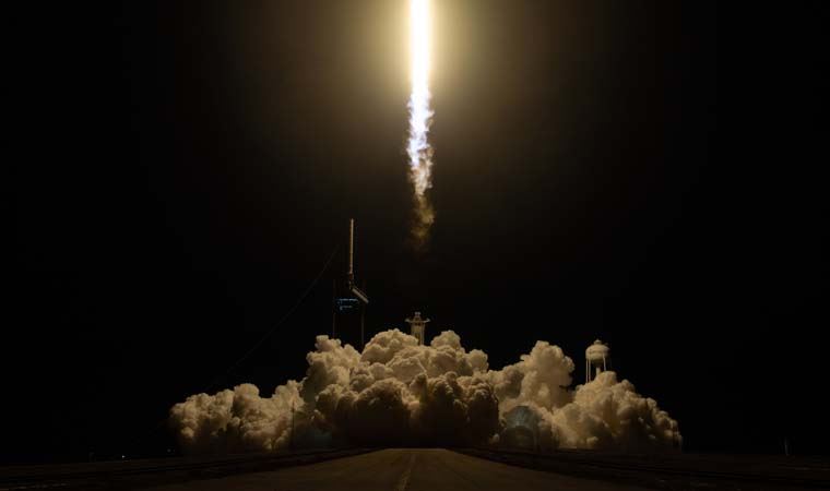 SpaceX ve NASA uzaya ilk operasyonel astronot görevini başlattı