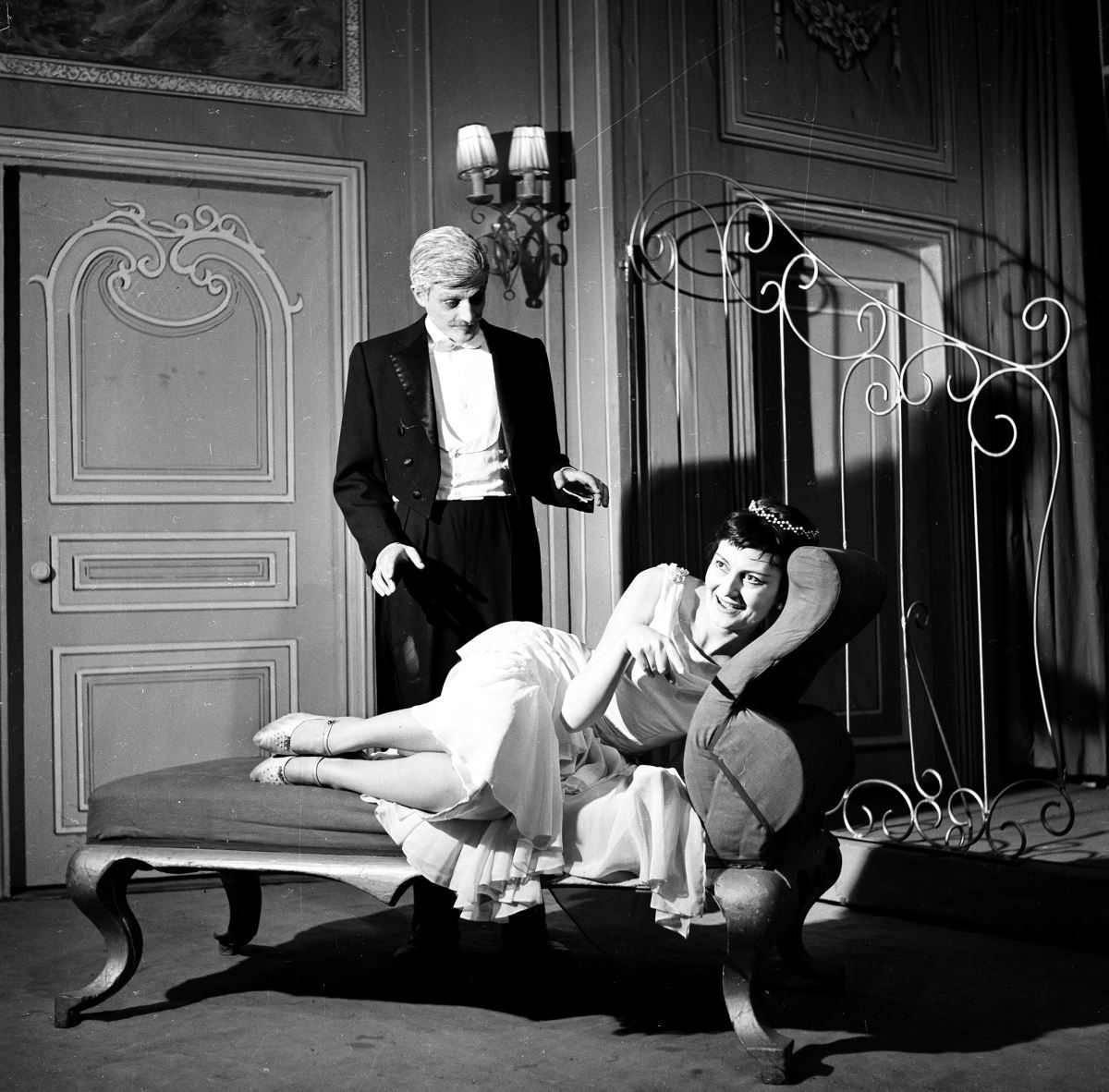 <p>Yıldız Kenter, 1957-1958 yıllarında Ladislas Fodor'un "Çöl Faresi" oyununda kardeşi Müşfik Kenter ile sahnede.<br></p>
