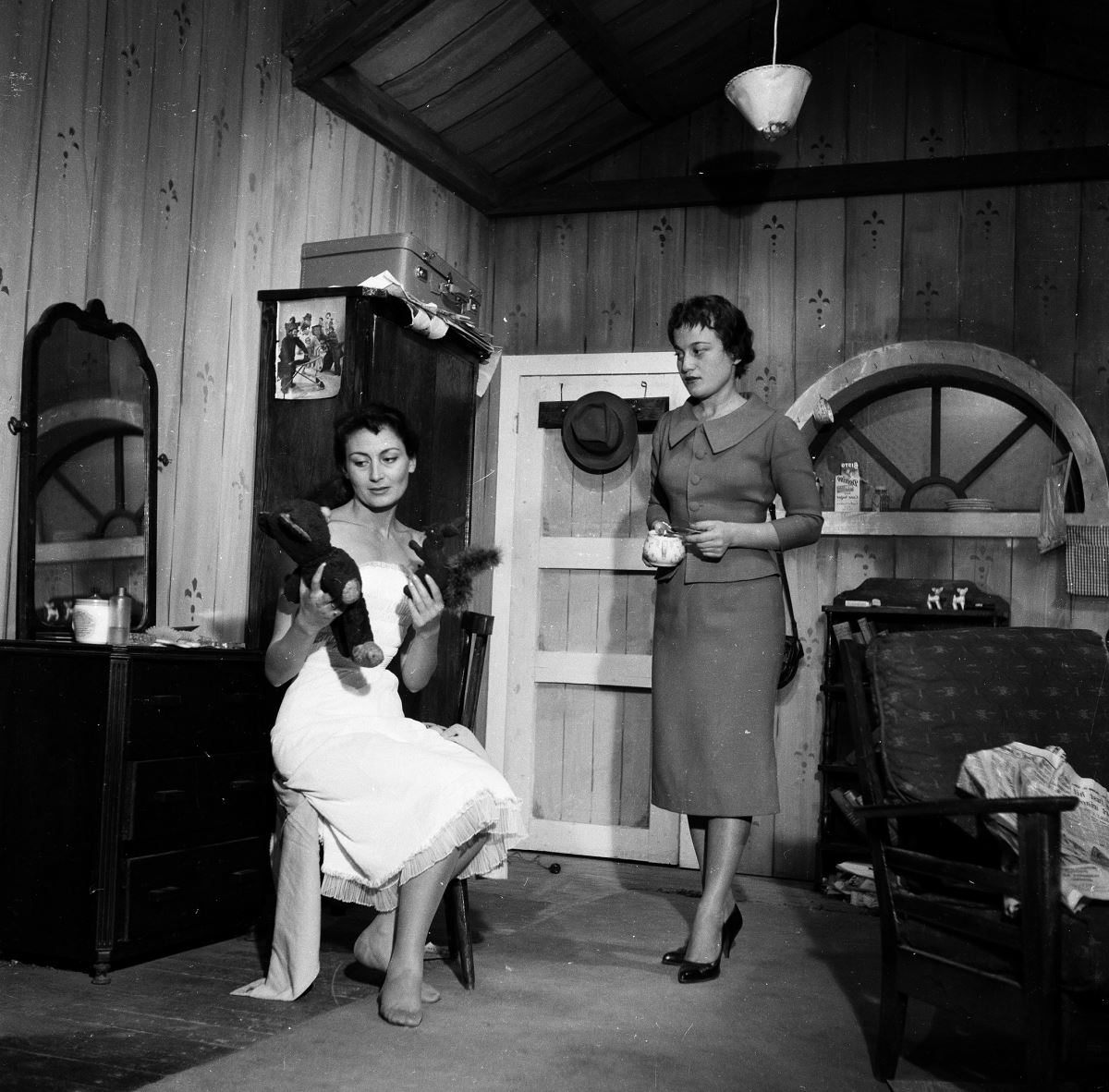 <p>John Osborne'un 1958'de sahnelenen "Öfke" oyununda başrolleri paylaştığı Tomris Oğuzalp (sağda) ile.</p>