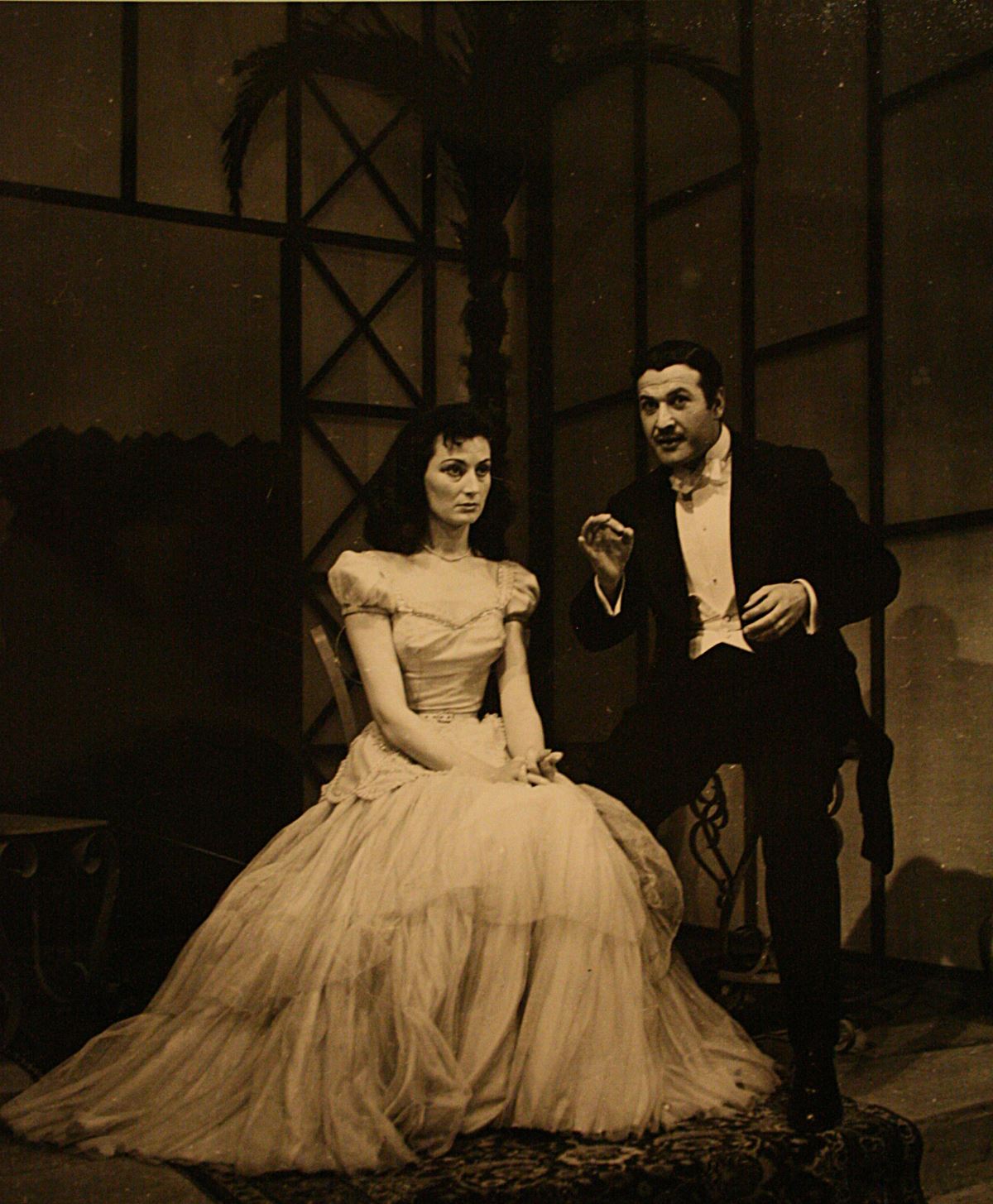 <p>1954-1955 sezonunda sanatseverlerle buluşan ve Kenter'in (solda) başrollerini usta oyuncu Cüneyt Gökçer (sağda) ile paylaştığı Jean Anouilh'ın "Şatoya Davet" oyunundan bir fotoğraf da tiyatronun ilk yıllarına ışık tutuyor.<br></p>