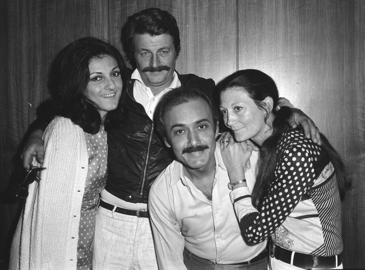 <p>20 Haziran 1972'de Tiyatro sanatçıları Kenter (sağda), Müşfik Kenter (sol 2) ve Şükran Güngör (sağ 2).<br></p>