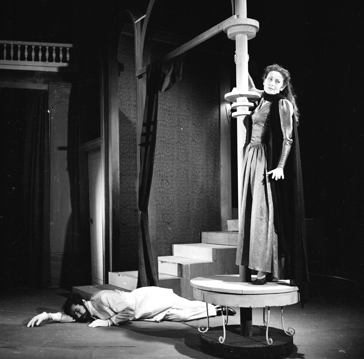 <p>1956'da sahnelenen Abdülhak Hamit Tarhan'ın "Finten" oyununda başrolde sahneye çıktı.<br></p>