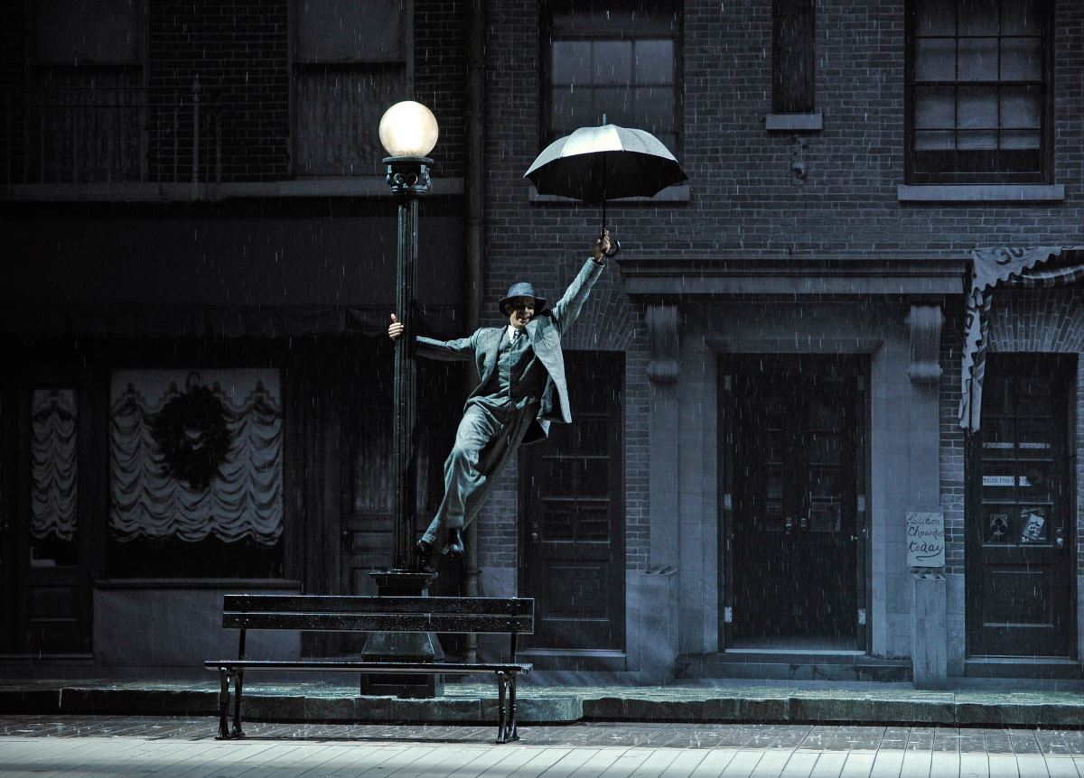 <p>"Singin’ in the Rain"</p><p>"Singin’ in the Rain" Amerikan film sektöründe yapılan en iyi müzikal film olarak değerlendiriliyor. Stanley Donen’in yönettiği film, yapımının üzerinden 60 yıl geçmesine rağmen hala güncelliğini koruyor hissi veriyor. Filmdeki iki şarkı en çok bilinen müzikal şarkıları olarak tarihe geçti. Birçok müzikalde şarkılara göze batan bir geçiş söz konusuyken burada hikayeyle örülmüş haldedir. Sinemaseverlerin kaçırmaması gereken bir filmdir. (Mauricio Reina, El Tiempo)</p>