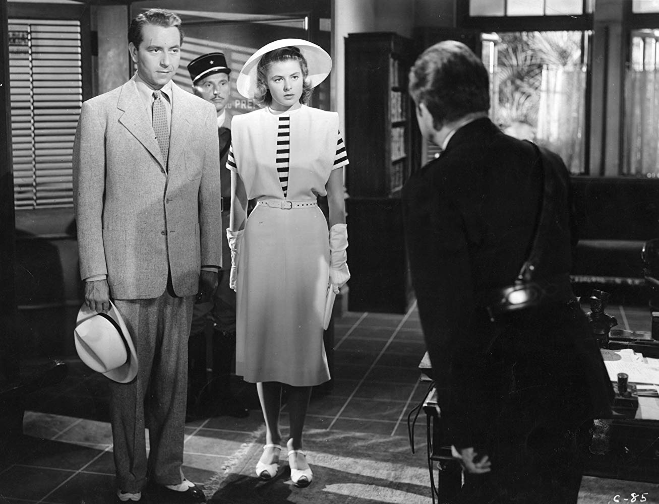 <p>"Kazablanka" (Casablanca)</p><p>"Kazablanka" bir aşk filmi midir yoksa gerilim, trajedi ya da komedi mi? Göçe dair şiirsel bir anlatım mı yoksa Amerika’yı İkinci Dünya Savaşı’na sokmayı amaçlayan bir propaganda filmi mi? Aslında bunların tümüdür "Kazablanka". Yapımı sırasında sorunlar yaşanan ve vaktinde pek tanınmış olmayan Michale Curtiz’in yönettiği filmin sonu bile son ana kadar belli değildi. Bugün ise haklı olarak mükemmelliği yakalamış bir film olarak değerlendiriliyor. (Jordan Hoffman, The Guardian)</p>