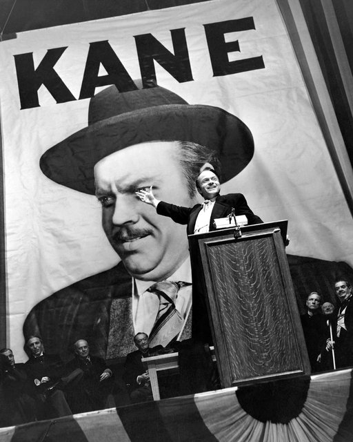 <p>"Yurttaş Kane" (Citizen Kane)</p><p>ABD’nin kendisi gibi çok katmanlı bir filmi olan "Yurttaş Kane" en iyi Amerikan filmleri arasında sayılır. Büyük yönetmen Orson Welles’in henüz 25 yaşındayken çektiği bu ilk filmi sinemada birçok yeniliğin uygulanmaya başlandığı bir başyapıttır. Zaman ve bilinç kavramlarının ele alındığı hikayenin dayandığı sırlar aslında çok açıktır. Hikaye anlatımı ile ilgili, kendi kendimize anlattığımız hikayelerle ilgilidir. Hem trajedi, hem komedi, bazen de halüsinasyon içerir. Filmin yapımında görev almış herkesin ismi Yurttaş Kane ile ölümsüzleşti. Filmin orijinal afişinde söylendiği gibi “Muhteşem” bir film.&nbsp; (Glenn Kenny)</p>