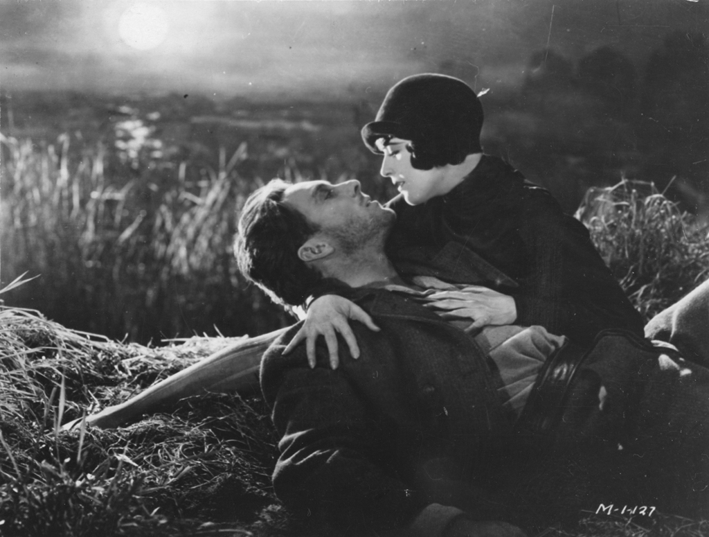 <p>"Şafak" (Sunrise)</p><p>1927’de bile bu filmin aşk ve ihanet teması basit ve alışılmış bir hikayeyken yönetmeni FW Murnau’nun elinde bu film sinemanın geleceğine dair ipuçlarını barındırır bir hal almıştır. Karısını aldatan bir çiftçi son anda onu öldürmekten vazgeçip geri kazanmak için onun ardından kente gider. Hollywood Murnau’yu Almanya’dan getirtmiş ve Şafak filmiyle sessiz sinemada doruğa çıkılmıştır. Filmin etkisi bugün bile hissedilmektedir. (Bilge Ebiri, New York Magazine)</p>