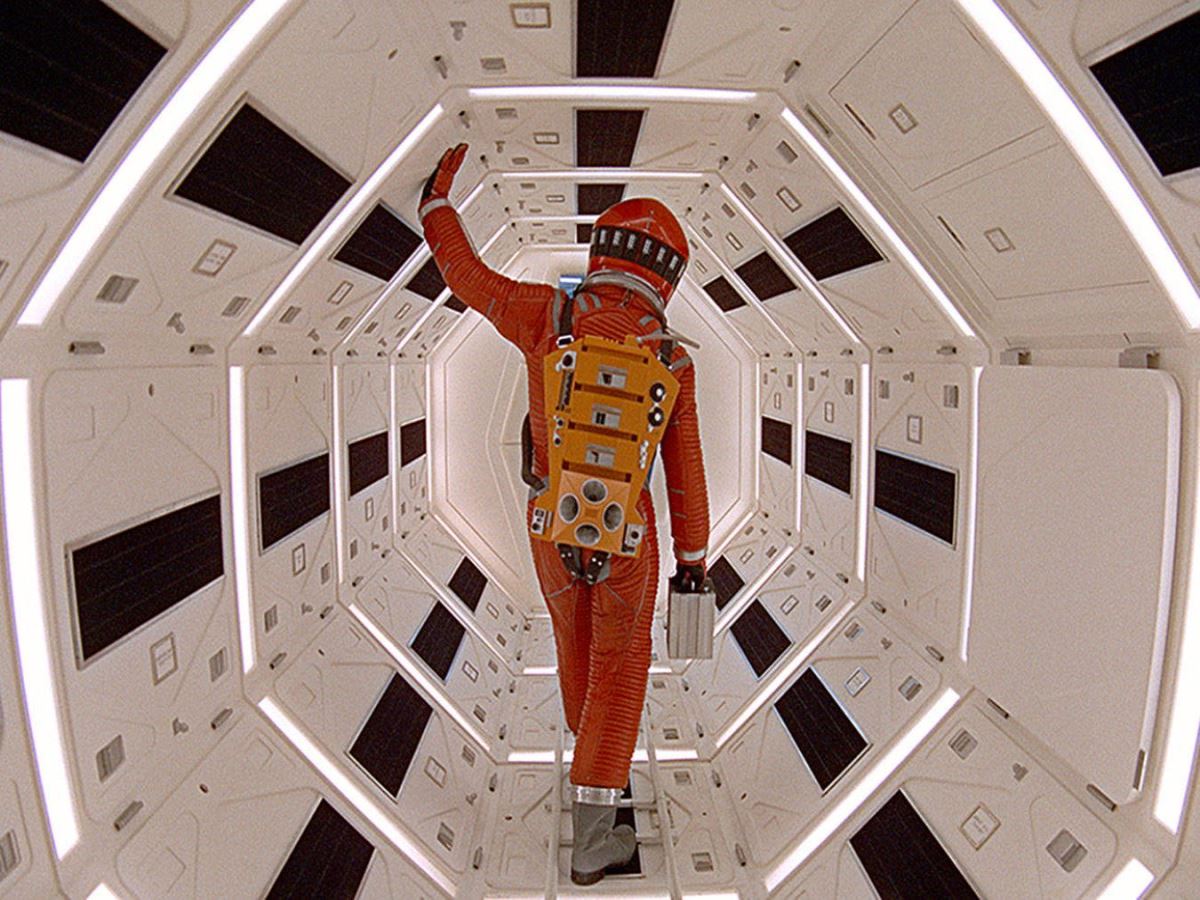 <p>"2001: Uzay Macerası" (2001: A Space Odyssey)</p><p>Bu film, insan evriminin bir sonraki aşamasına geçmek için Homo sapiens olarak bilinen günümüz insanından daha üstün bir insan türüne ihtiyaç olduğu fikrinden hareket eder. Stanley Kubrick’in yönettiği ve senaryosunu ortak yazdığı film hayal, zeka ve tekniğin zaferi olarak görülür. İnsanın evrimsel yolculuğunu takip eder gibi film soyuttan gerçeğe ve tekrar soyuta zarif bir kesinlikle geçiş yapar. Bu yolculuğun kozmik sınırları içinde insanın teknoloji ile ilişkisi rastlantısaldır. Kemik, süper bilgisayarlar ve uzay gemileri insan medeniyetinin yüce idealine yardımcı olan araçlardan başka bir şey değildir. Fakat Kubrick’e göre bu aşamadan önce insanın yok oluşu söz konusu olacaktır. (Ali Arıkan, Dipnot TV)</p>