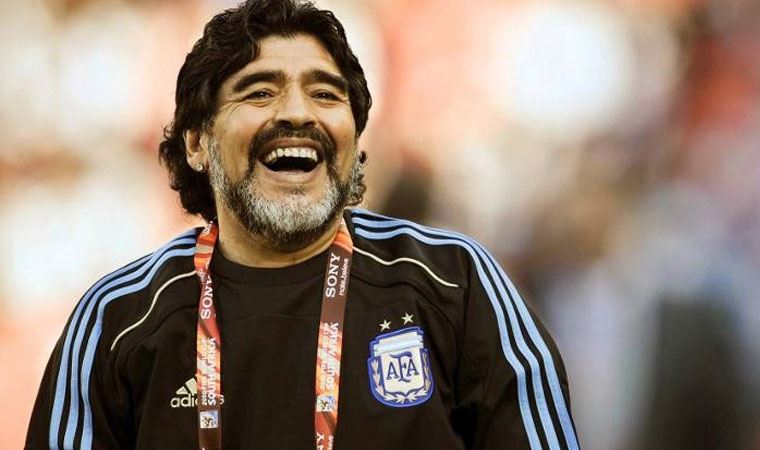 Arjantinli efsane futbolcu Diego Armando Maradona yaşamını yitirdi!