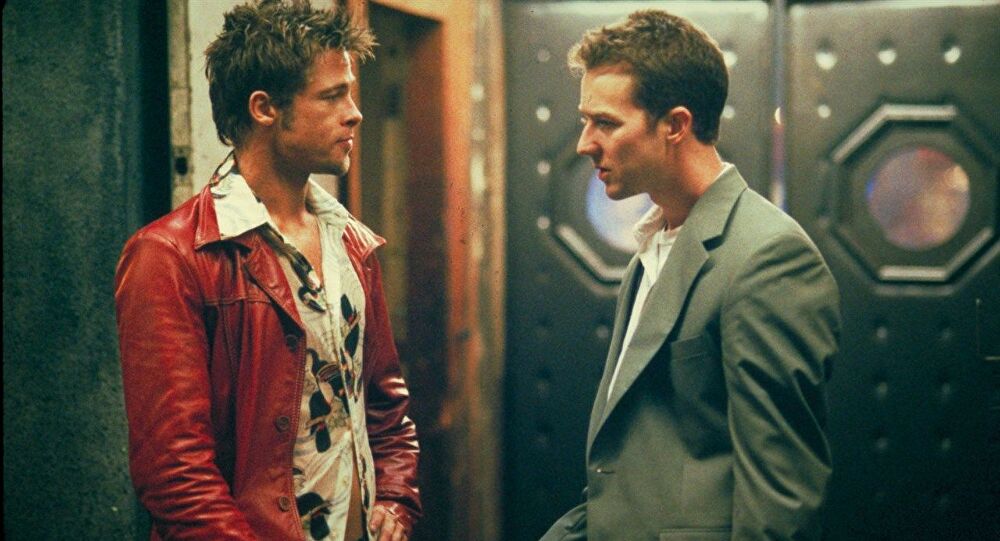 <p><strong>Fight Club (Dövüş Kulübü) | 1999</strong></p><p>Filmin uykusuz anlatıcısının (Edward Norton) dünyası, sıradan insanların birbirleriyle yumruk yumruğa kavga etmesine izin veren bir yeraltı kulübüne başlarken Tyler Durden'ın (Brad Pitt) dünyası ile çarpışır.</p><p>Kırılma noktası: Anlatıcı ve Tyler birbirinden ayrılmış kişiliklerdir yani aslında onlar aynı kişidir.</p>