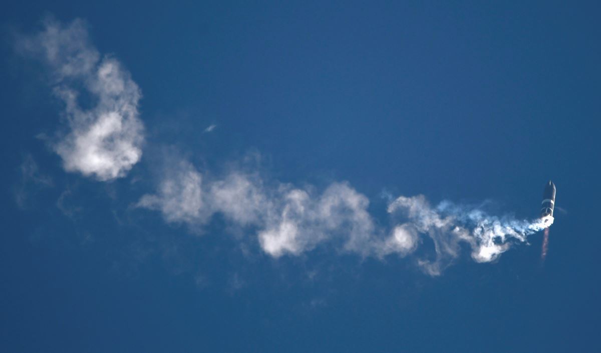 <p>SpaceX’in yeni geliştirilen üç Raptor motorunun ilk kez kullanıldığı Starship prototipi, 12 bin 500 metre yüksekliğe ulaşması amaçlanmıştı.<br></p>