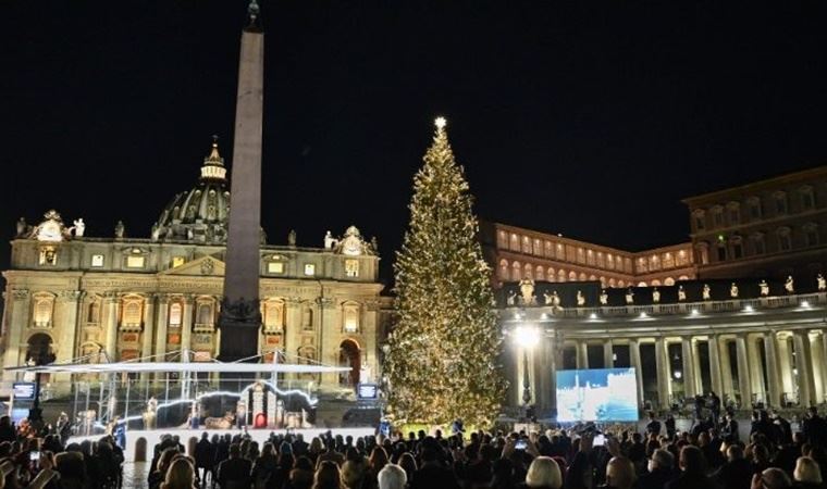 Vatikan’da Hz. İsa’nın doğumunu simgeleyen heykeller kriz yarattı
