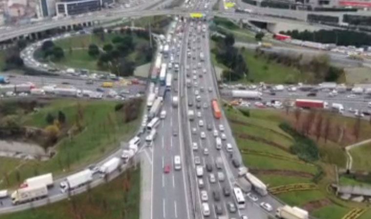 İstanbul’da kısıtlama öncesi trafik kilitlendi