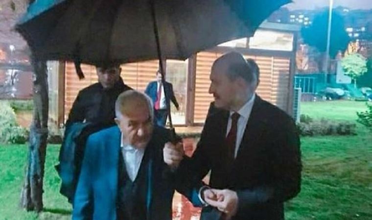 İçişleri Bakanı Süleyman Soylu'nun cemaat liderine şemsiye tuttuğu fotoğraf ortaya çıktı!