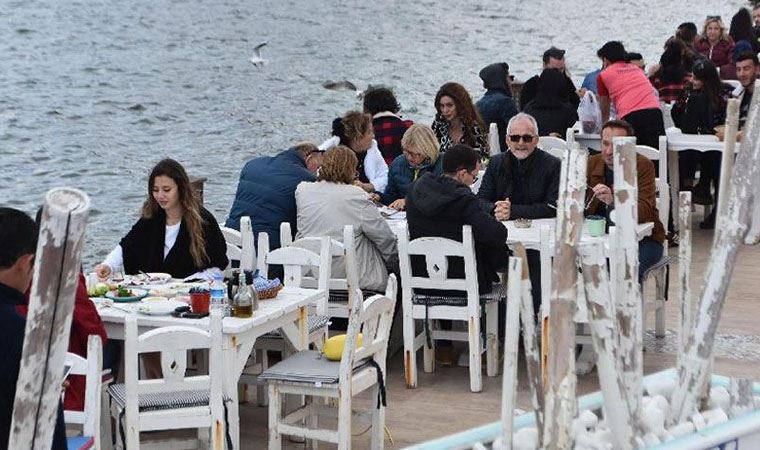 İzmir'in yazlık beldeleri doldu, uzmanlar uyarıyor: Dolaşım, hastalığı her yere yayar