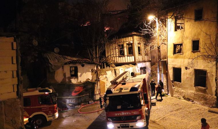 Ankara'da, 2 terk edilmiş konak yandı 