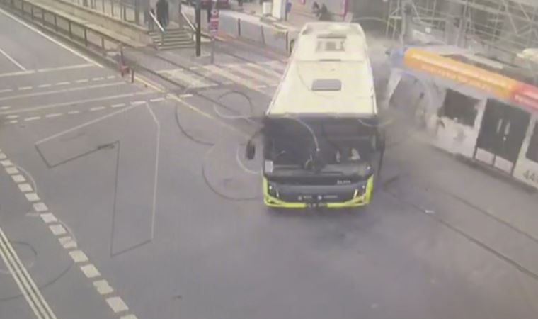 Kaza anı kamerada: Tramvay otobüse böyle çarptı!