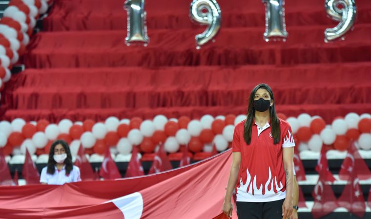 Milli sporcular 19.19'da Türk bayrağı açtı